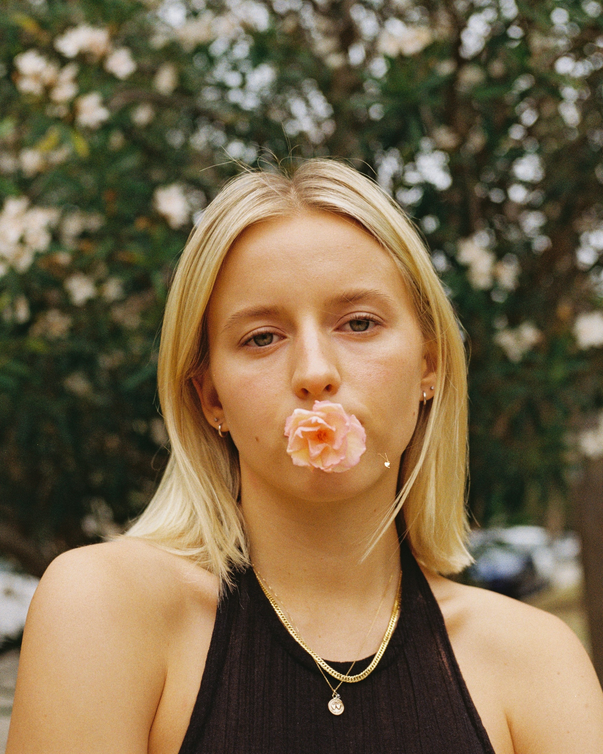 close-up photography of girl